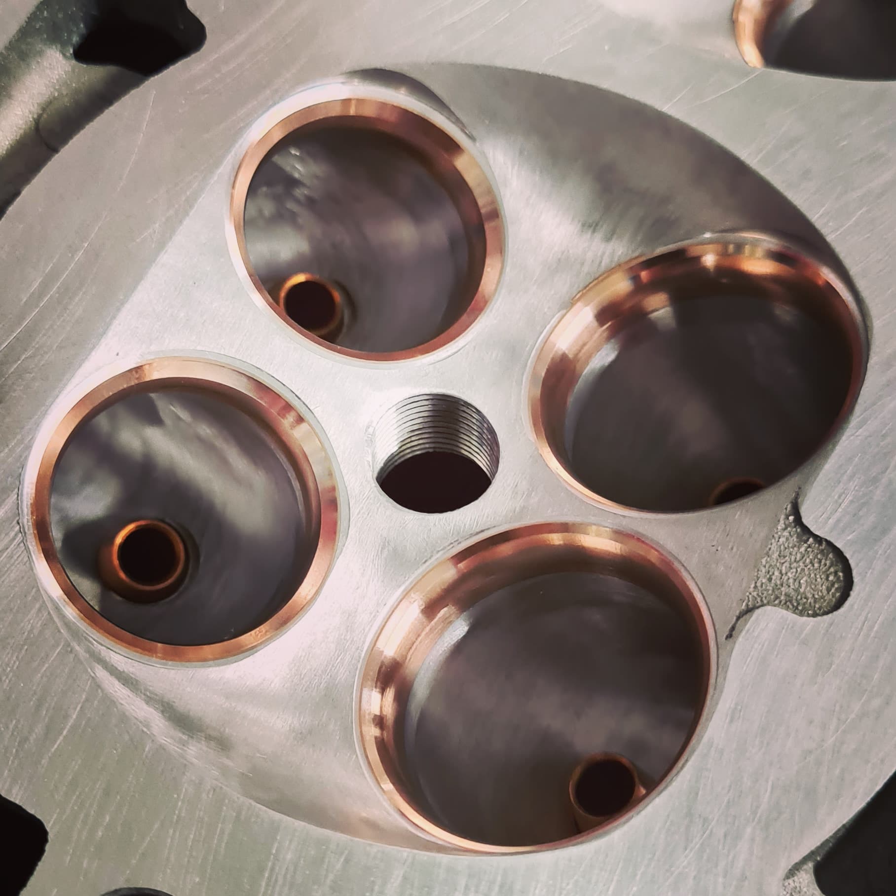 CNC-machined combustion chamber with two valve seat rings and a spark plug thread