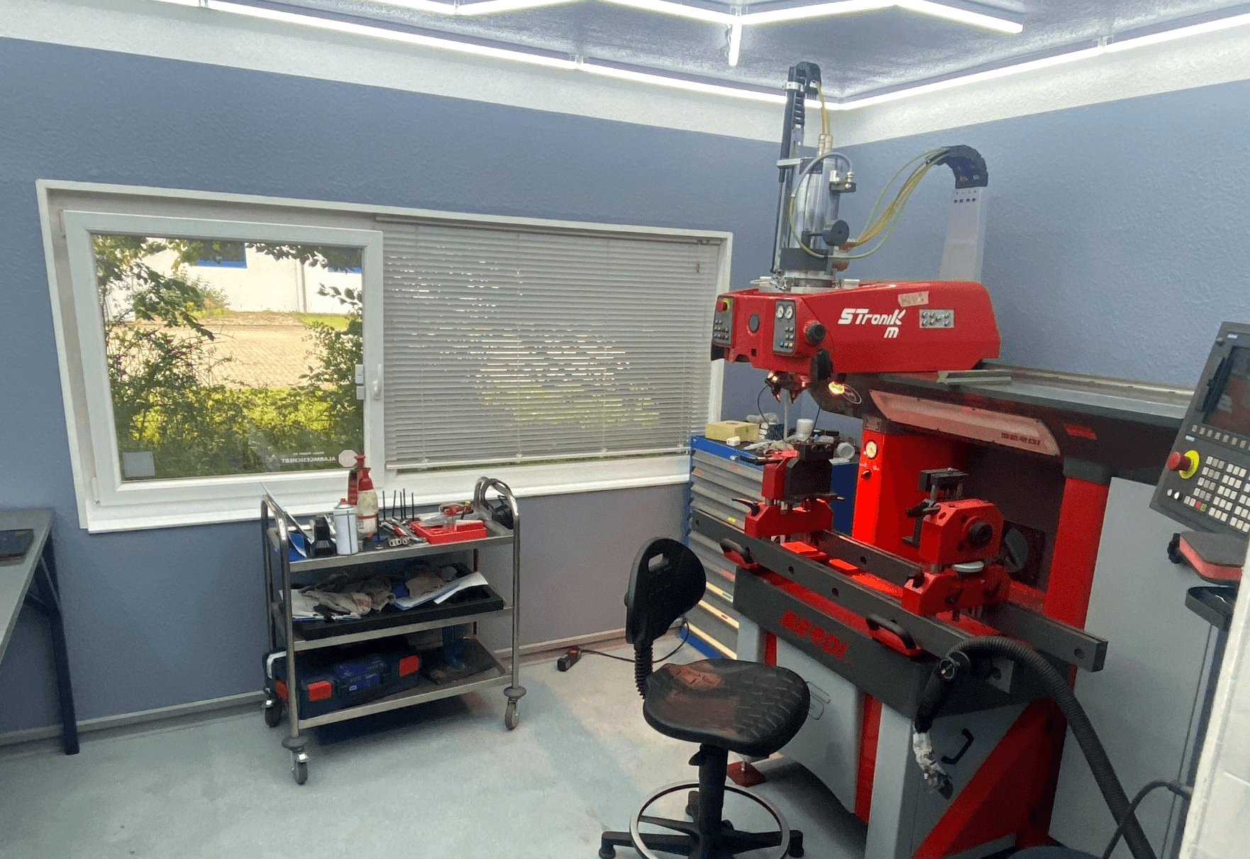 Serdi S-Tronik M valve seat machining machine in the NG-Motorsports workshop