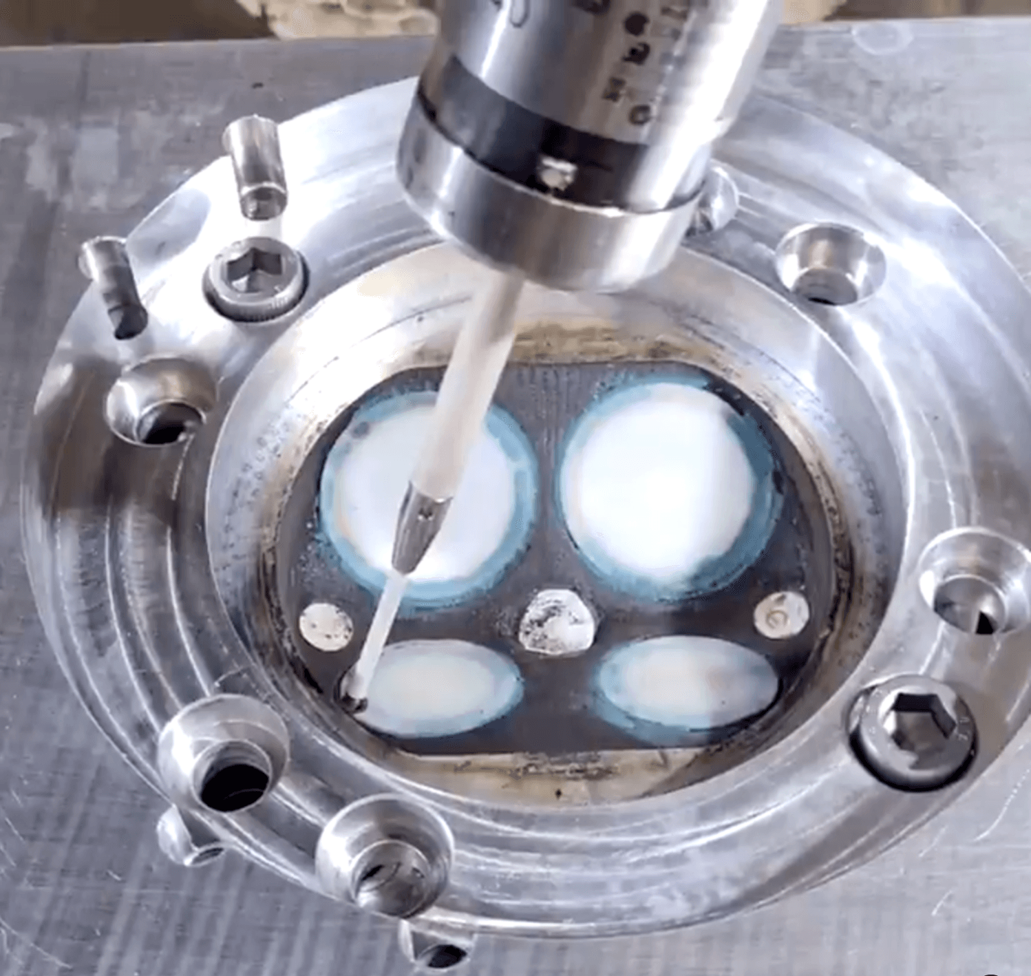 3D digitalization of a cylinder head port using a probe and color scan