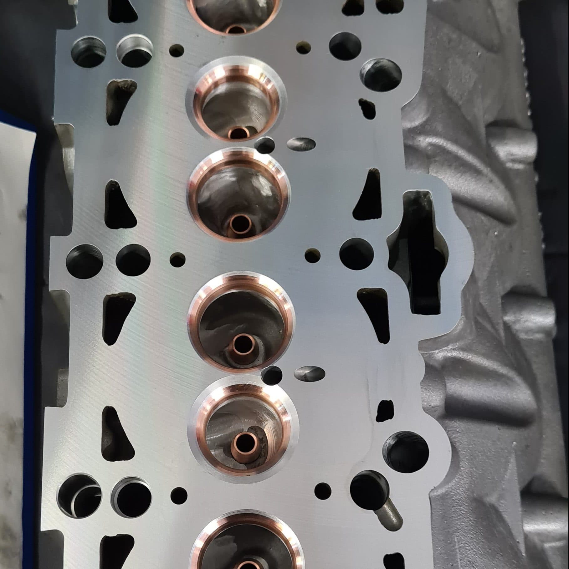 Surface-machined sealing face with valve seat rings, close-up