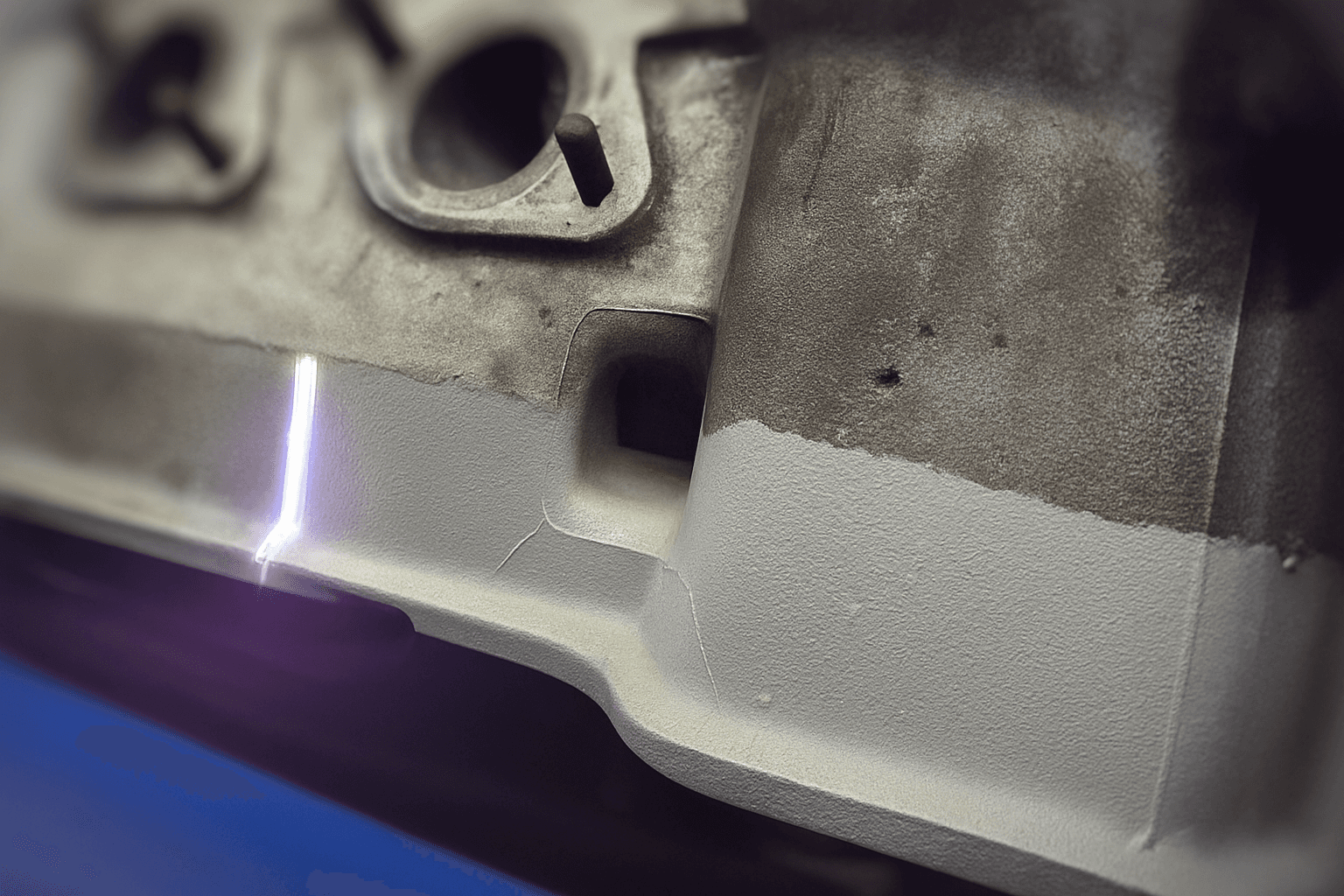 Mobile laser cleaning device for the gentle removal of contamination