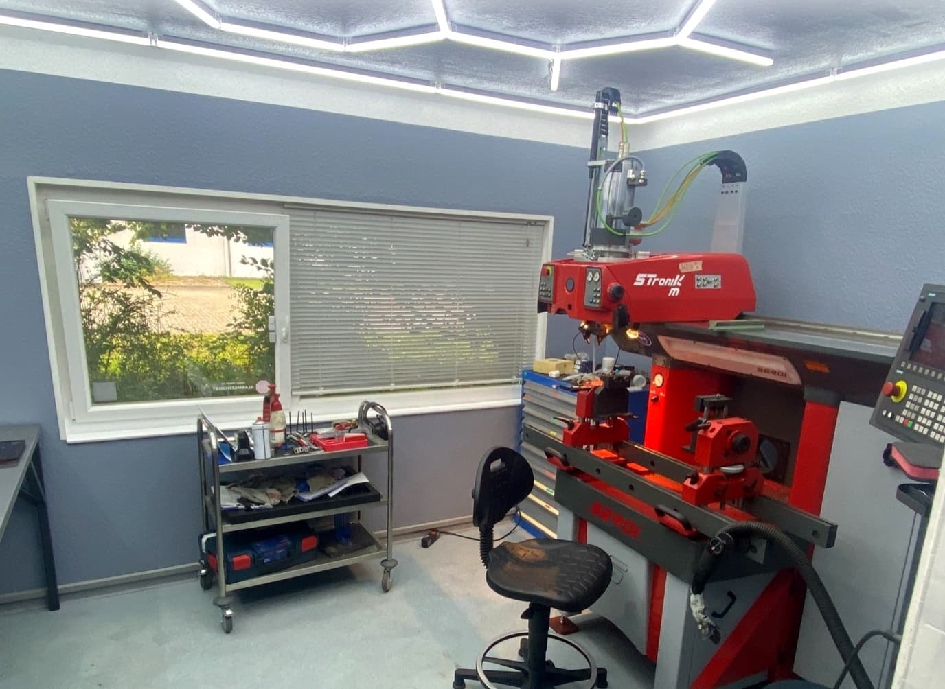 Serdi S-Tronik M valve seat machining tool in the workshop