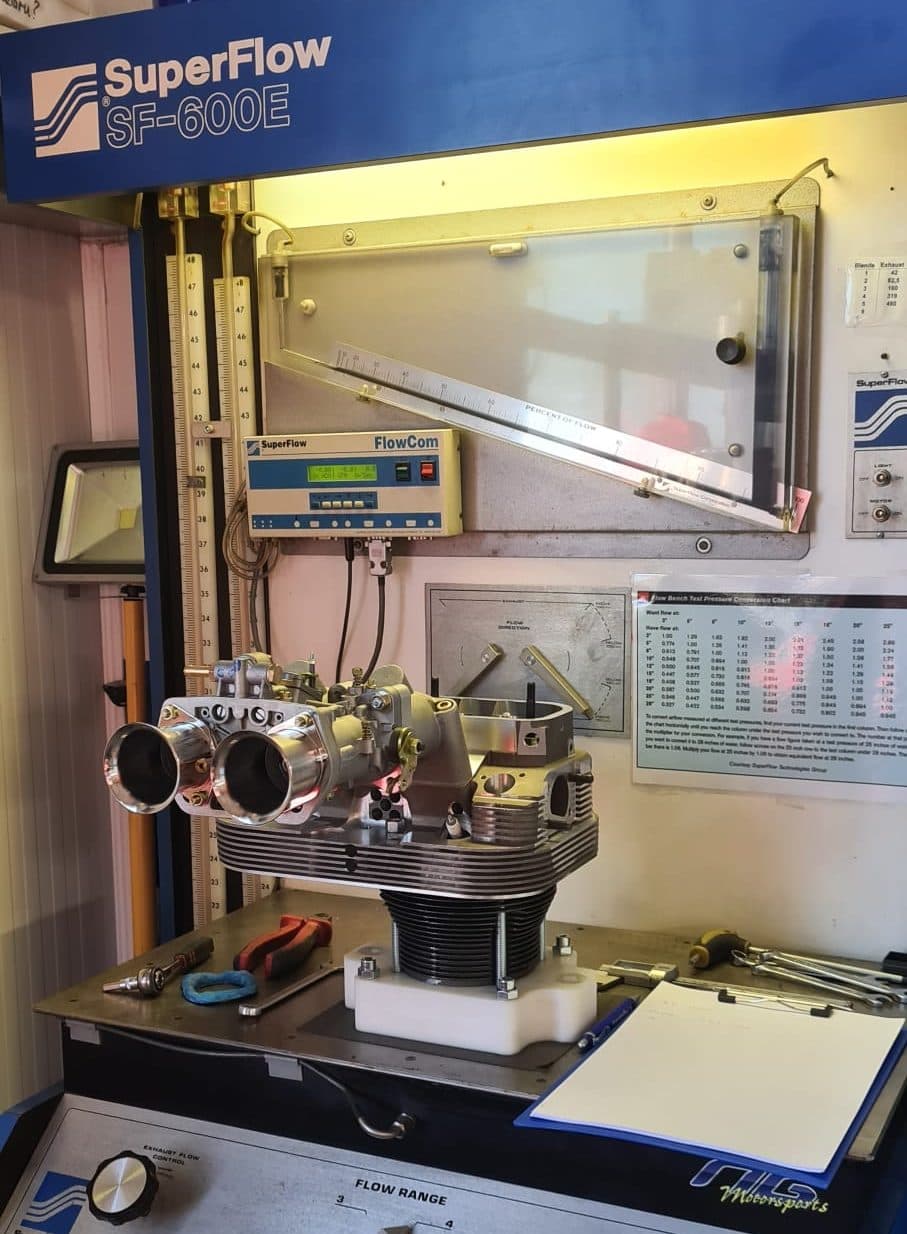 Cylinder head on the Superflow SF-600E flow bench during flow measurement